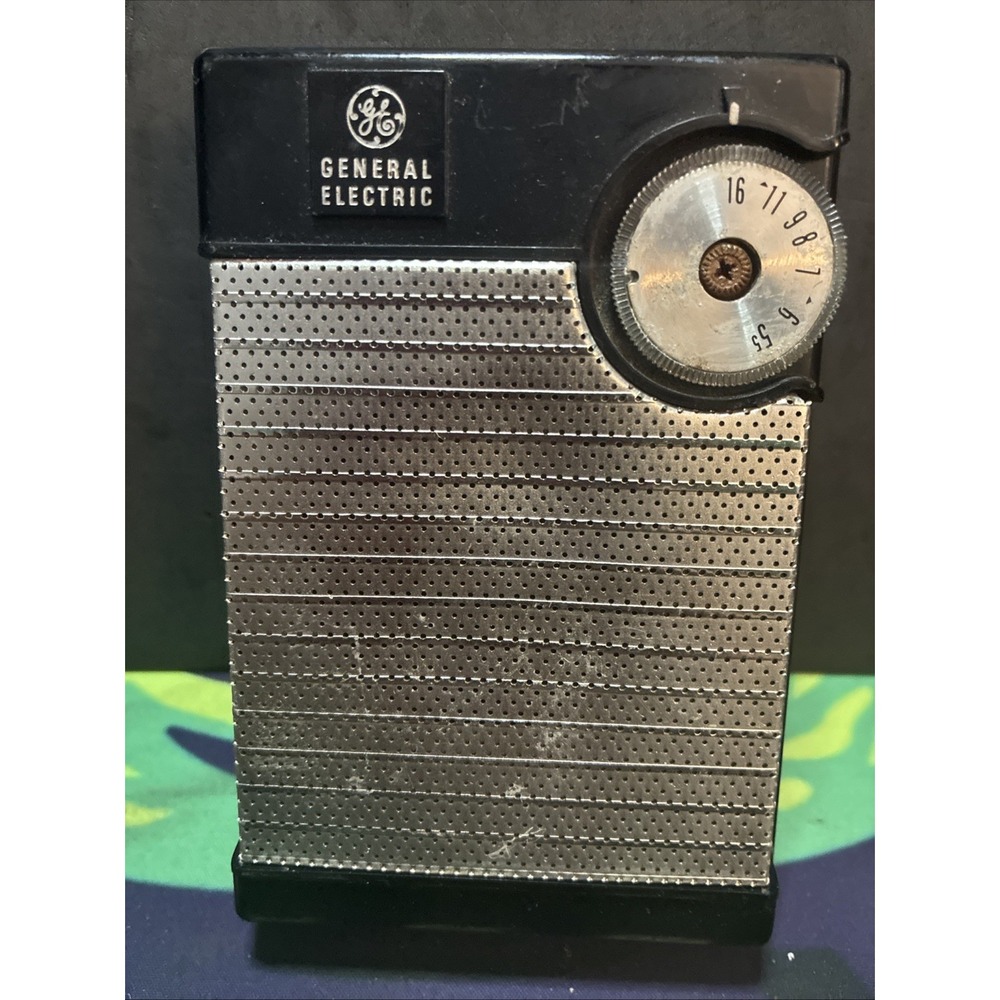 General Electric Q 5 Vintage Transistor Radio Black and Silver D3